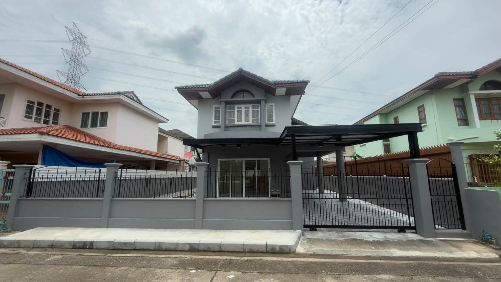 For sale cheap, 2-story detached house, Supalai Lake Village 3, Soi Khum Klao 14, area 50 square meters, house has 3 bedrooms, 2 bathrooms.