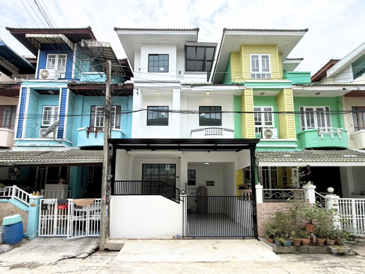 ขายทาวน์เฮ้าส์ 3 ชั้น หมู่บ้านชมฟ้า - วรางกูล รังสิต ลำลูกกา คลอง 2  ซอย 3 เนื้อที่ 20 ตารางวา 3 ห้องนอน ตำบลประชาธิปัตย์ อำเภอธัญบุรี จังหวัดปทุมธานี