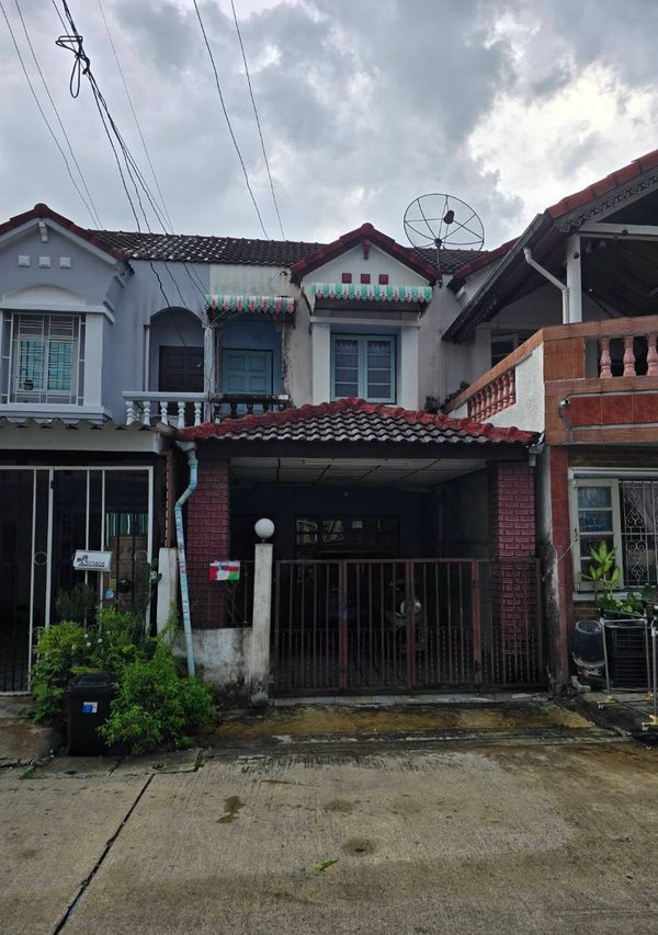 Super Rare! Open Space Behind the House with No Adjacent House!! 19 Sq.wah Townhouse for SALE at Baan Rinthong Lamlukka, Near BTS Khu Khot 