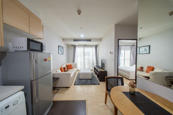 59 Heritage – For Sale: Spacious 37.56 sq.m. unit (1 bedroom, 1 bathroom). Fully furnished and ready to move in. Price: 3,800,000 Baht. Contact Nong at 096-2615656. Viewings available daily. Location: Thonglor.