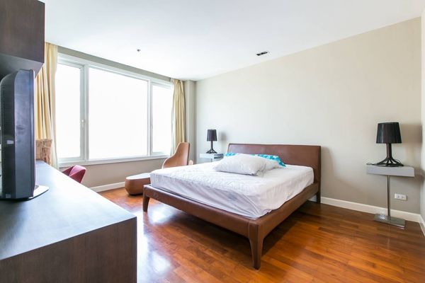 For sale or rent : 3 br 3 bath plus maid quarter  size 141.64 sqm ( corner unit and Park view ) 