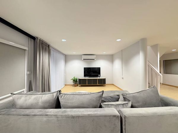 Single house for rent Central location Beautiful house, wide area, peaceful atmosphere, shady, private.