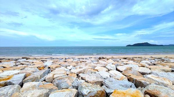 ขายที่ดินติดทะเลสามร้อยยอด ใกล้ปราณบุรี หลังติดภูเขา หน้ากว้างกว่า 25 เมตร 