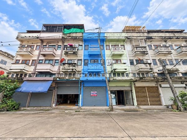 Commercial building, 3.5 floors, Phattharaniwet Village, Soi Samakkhi 28, good location, near Benjamarachanusorn School.