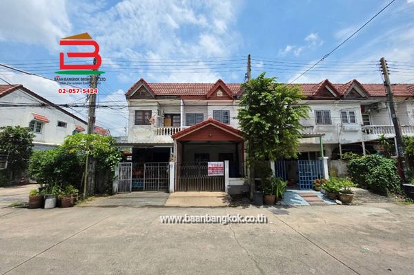 ทาวน์เฮาส์ หมู่บ้านฉัตรณรงค์วิลล่า 4 (ซอยเปียร์นนท์) เนื้อที่ 16 ตรว. ใกล้ตลาดเปียร์นนท์ ถนนลำลูกกา คลอง2 ตำบลคูคต อำเภอลำลูกกา จังหวัดปทุมธานี