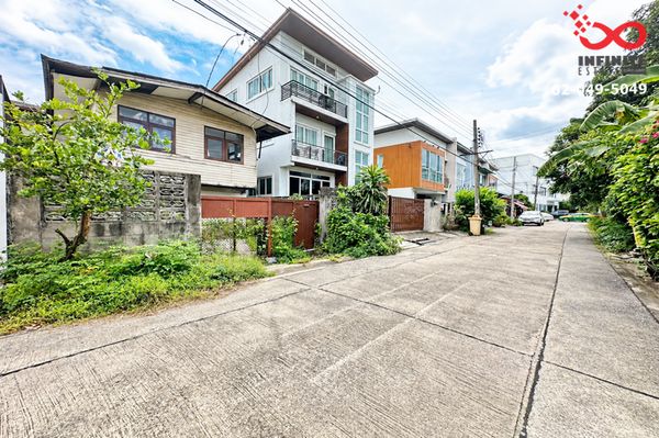 2-story house for sale, 27 sq m, Lat Phrao 83, Wang Thonglang, suitable for renovation, near the Yellow Line.