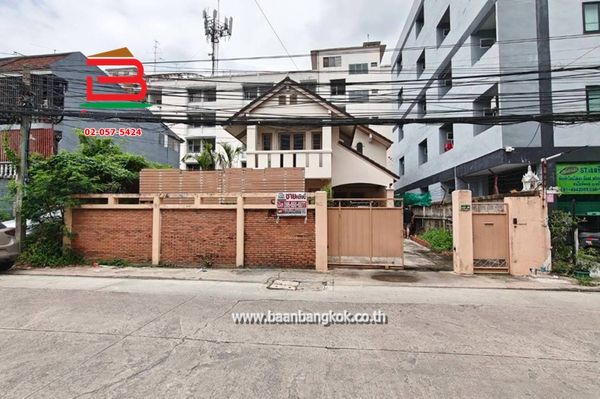 Land with single house, Soi Ramkhamhaeng 24, Intersection 4, area 60 sq m. (near Ramkhamhaeng University), Ramkhamhaeng Road, Hua Mak Subdistrict, Bang Kapi.