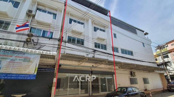 4-Storey Building for Rent, Parking Spaces, Only 400 m. from BTS Ratchayothin, Company Reg. Allowed