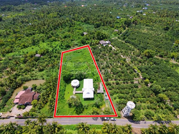 Land with buildings (single house), beautiful rectangular plot. Wide frontage next to paved road. Traveling in and out is convenient. Near famous tourist attractions of Amphawa, good location, near Suan Luang Subdistrict Municipality.