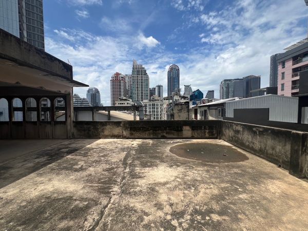 4-Story Shophouse For Rent in Silom 4 min. Walk from BTS Sala Daeng