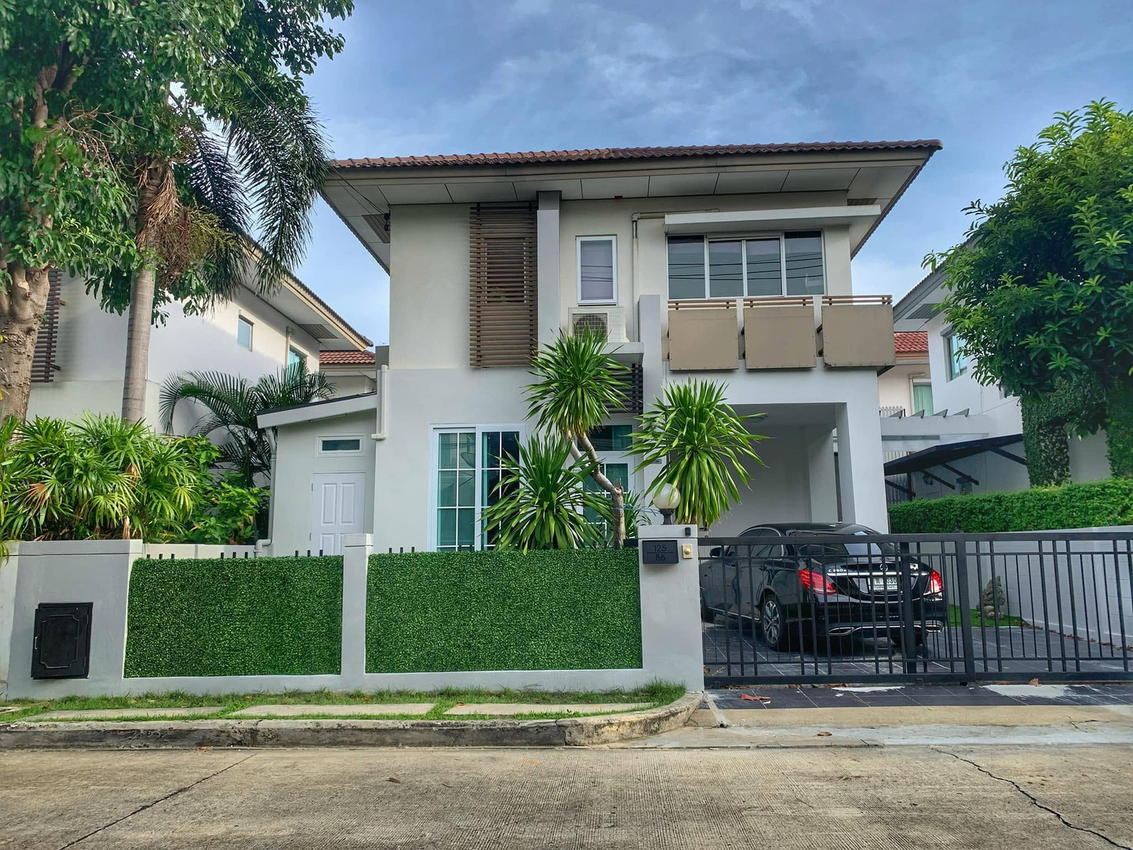 House in a good location in the Prompat Wongwaen-Rama 9 project, quality project from Sansiri, near Little Walk Krungthep Kreetha and Market Place Krungthep Kreetha.