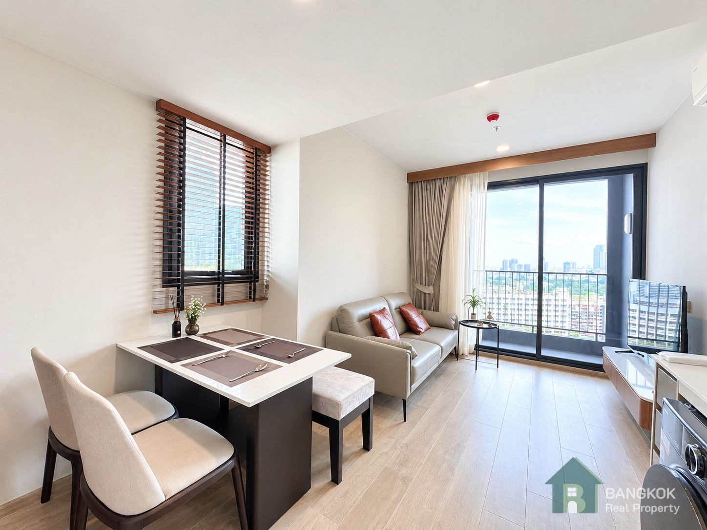 The Crown Residences พระราม 4 | ให้เช่าคอนโด 1 ห้องนอน (ห้องมุม) MRT ลุมพินี The Crown Residences พระราม 4 | ให้เช่าคอนโด 1 ห้องนอน (ห้องมุม) MRT ลุมพินี