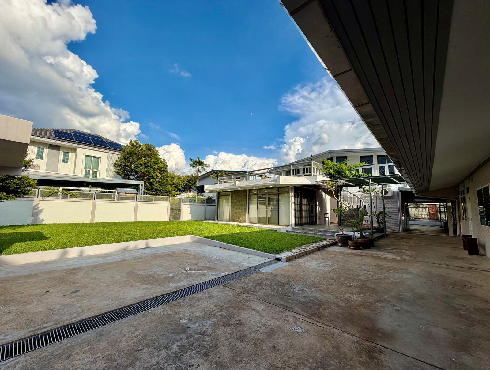บ้านเดี่ยวขนาดใหญ่รีโนเวทใหม่ พร้อมสนามกว้างหายาก ใจกลางวิภาวดี บนที่ดิน 165 ตร.ว. เหมาะสำหรับอยู่อาศัยหรือ Home Office บ้านเดี่ยวขนาดใหญ่รีโนเวทใหม่ พร้อมสนามกว้างหายาก ใจกลางวิภาวดี บนที่ดิน 165 ตร.ว. เหมาะสำหรับอยู่อาศัยหรือ Home Office