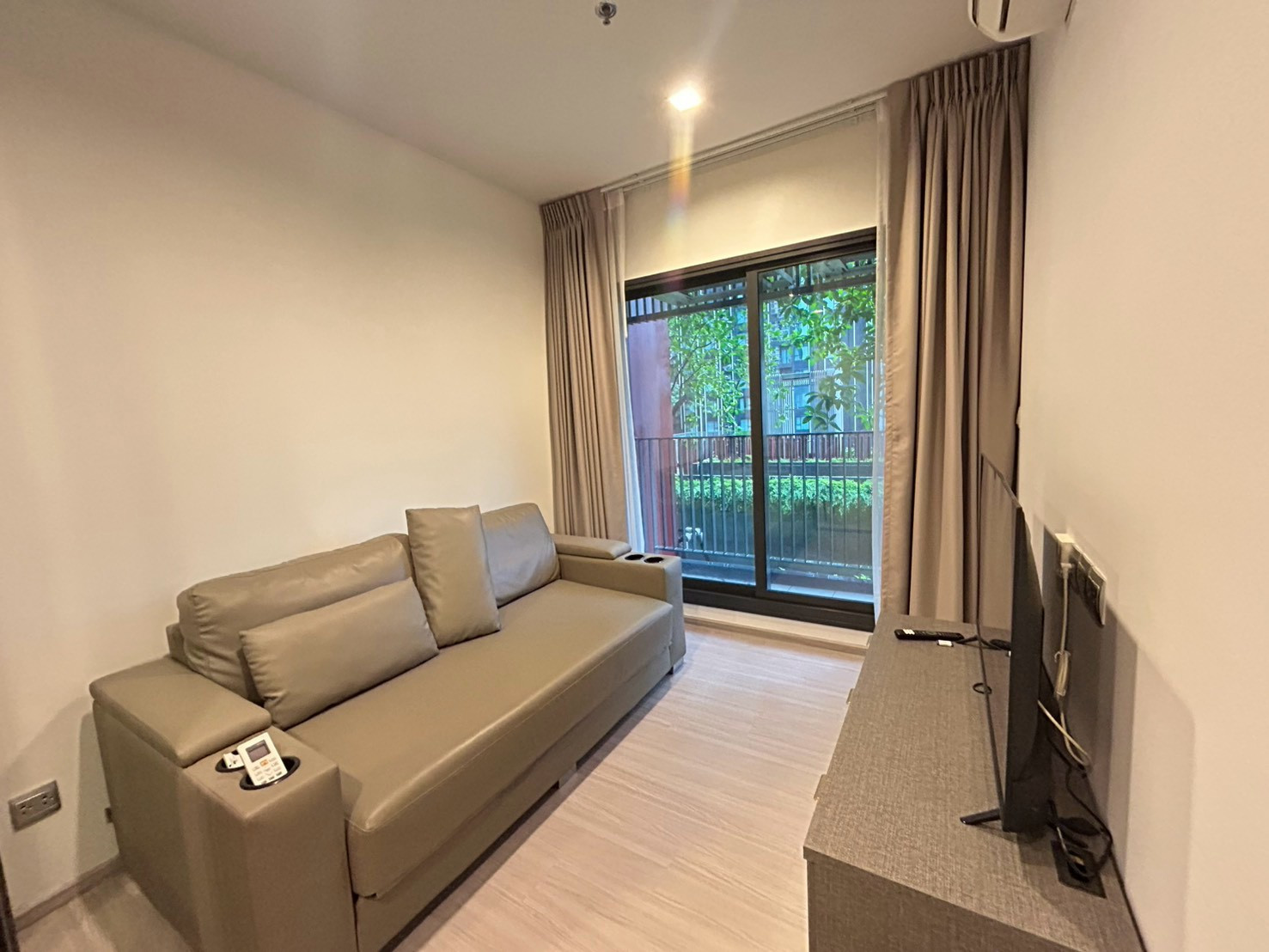 PFD-09205 Condo for rent Life Asoke Hype : Room with a beautiful view; quiet and peaceful. PFD-09205 Condo for rent Life Asoke Hype : Room with a beautiful view; quiet and peaceful.