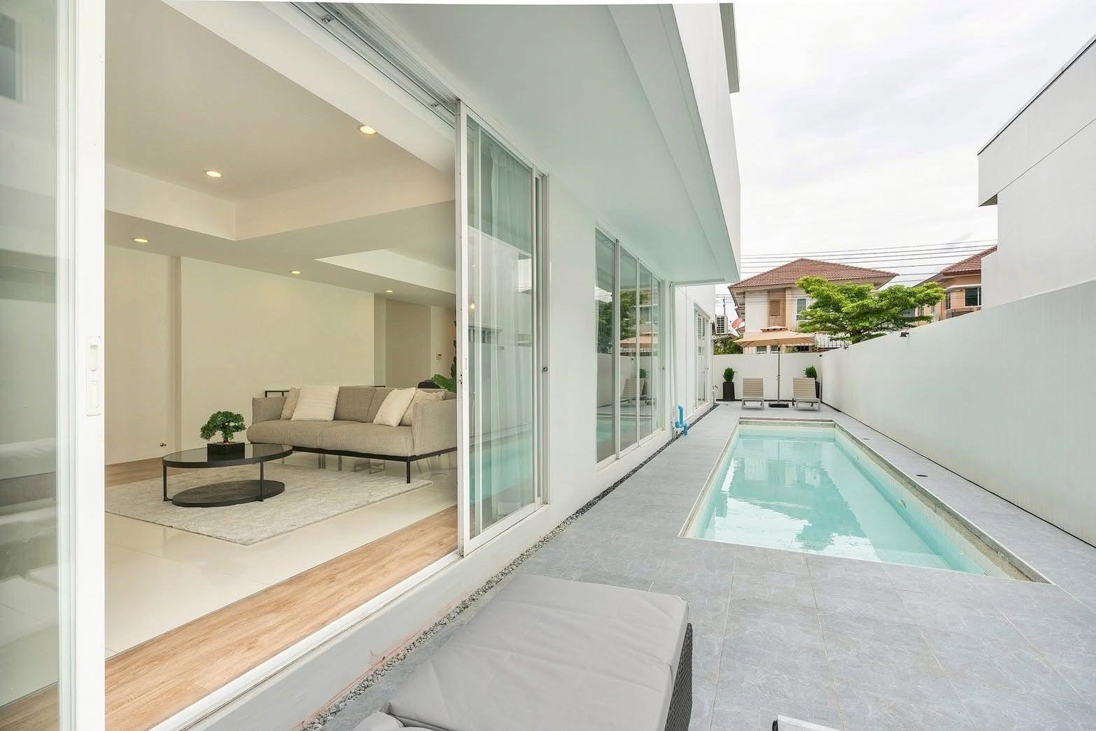 🌊 COURTYARD VILLA RAMA 9 | บ้านเดี่ยวพูลวิลล่าส่วนตัว | 4 ห้องนอน | 340 ตร.ม. | เฟอร์นิเจอร์ครบ – รูปที่ 2