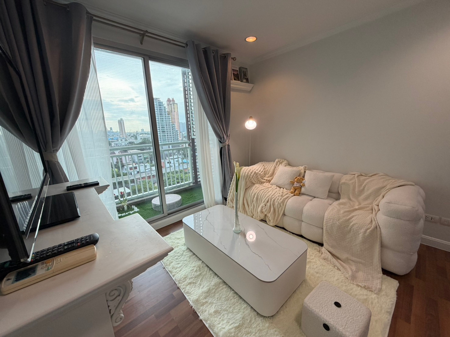 เซ็นทริค ซีน พหลโยธิน 9 ให้เช่า ขายด่วน!! ราคสุดคุ้มในโครงการ!! 25K/month  ตกแต่งใหม่ Modern Contemporary style บิ๊วอินท์จัดเต็มทั้งห้อง ไฟระบบรีโมท ปรับเปลี่ยนสีได้ตามต้องการ เดิน 8 นาที ถึง BTS อารีย์ ห้องใหญ่ วิวสวย ชั้น 12 1 นอน 1 น้ำ – รูปที่ 3