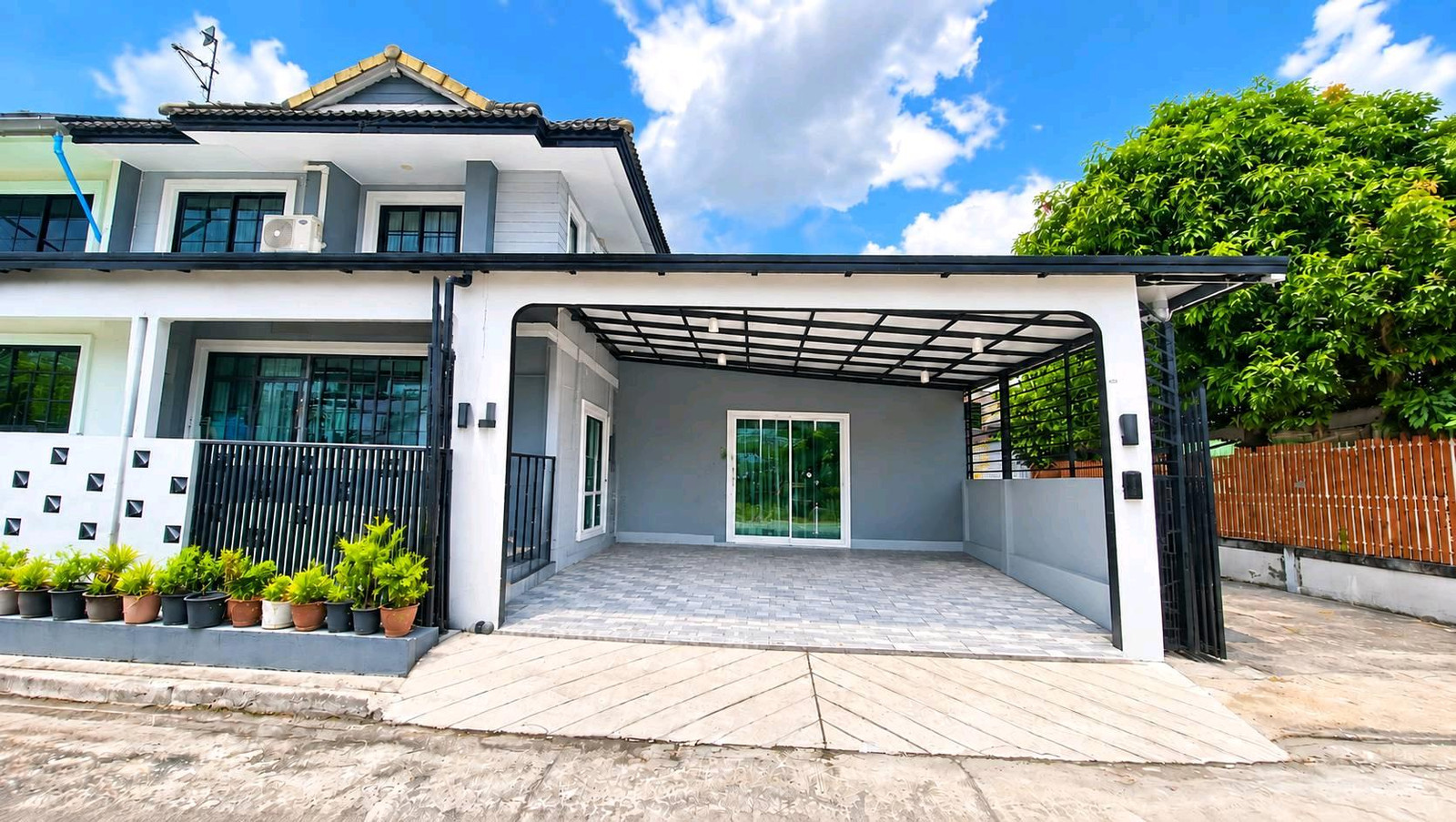 Selling cheaper than renovating Twin house, Pruksa Village 13, Khlong 3, Pathum Thani. Selling cheaper than renovating Twin house, Pruksa Village 13, Khlong 3, Pathum Thani.