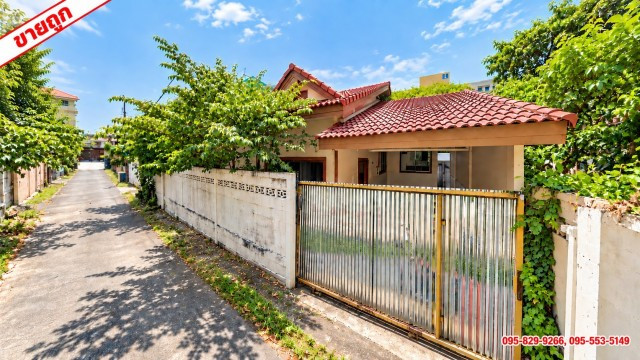 Urgent sale, 1-story detached house (according to the condition), area 53 sq m, great value, good location, near The Mall Bang Kapi, entering Soi Lak Seri Thai, only 50 m., Bang Kapi, Bangkok.