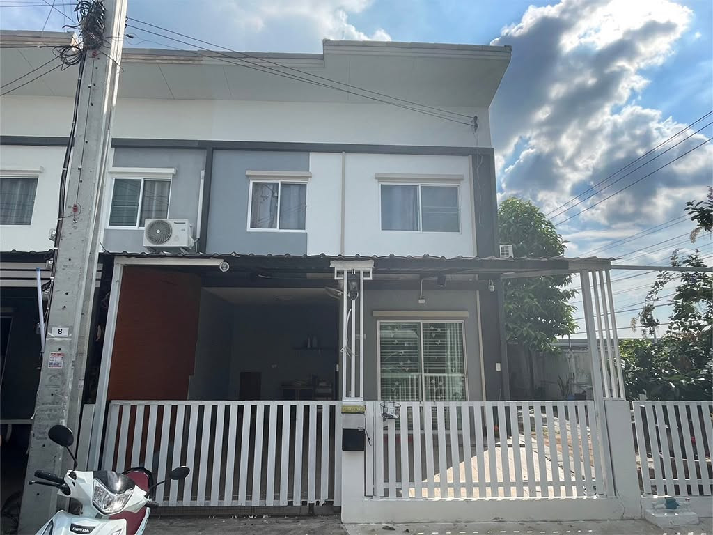 ขายทาวน์เฮาส์ ไลโอ บลิสซ์ บางนา-สุวรรณภูมิ 3 ห้องนอน 29.6 ตร.ว. ใกล้เมกาบางนา ราคา 2.4 ล้าน ขายทาวน์เฮาส์ ไลโอ บลิสซ์ บางนา-สุวรรณภูมิ 3 ห้องนอน 29.6 ตร.ว. ใกล้เมกาบางนา ราคา 2.4 ล้าน