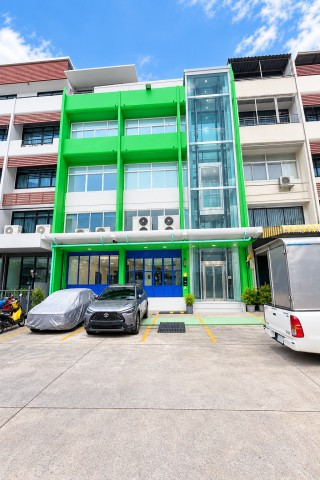 parking for 5 cars, The Mall Ramkhamhaeng Hospital.400m. 4.5-storey commercial building comprising