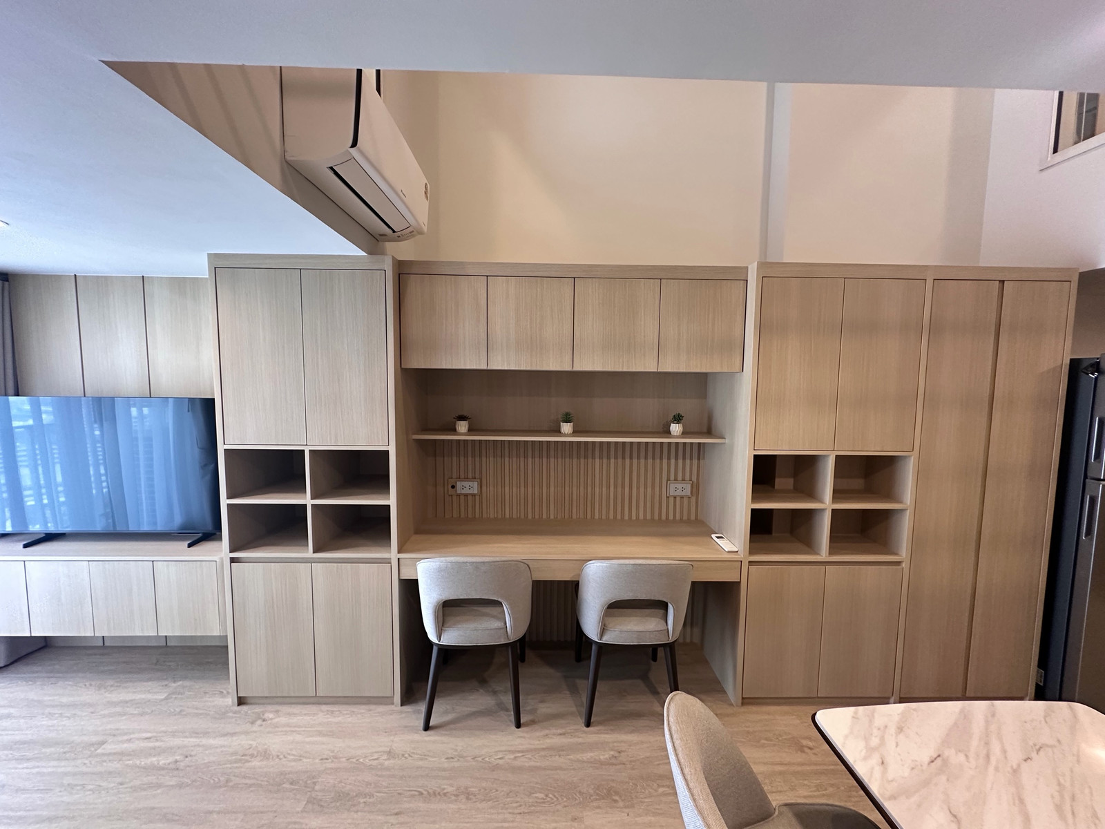 2 Bed 1 bath 60 sq.m., high floor, 20+ new rooms, ready to move in.