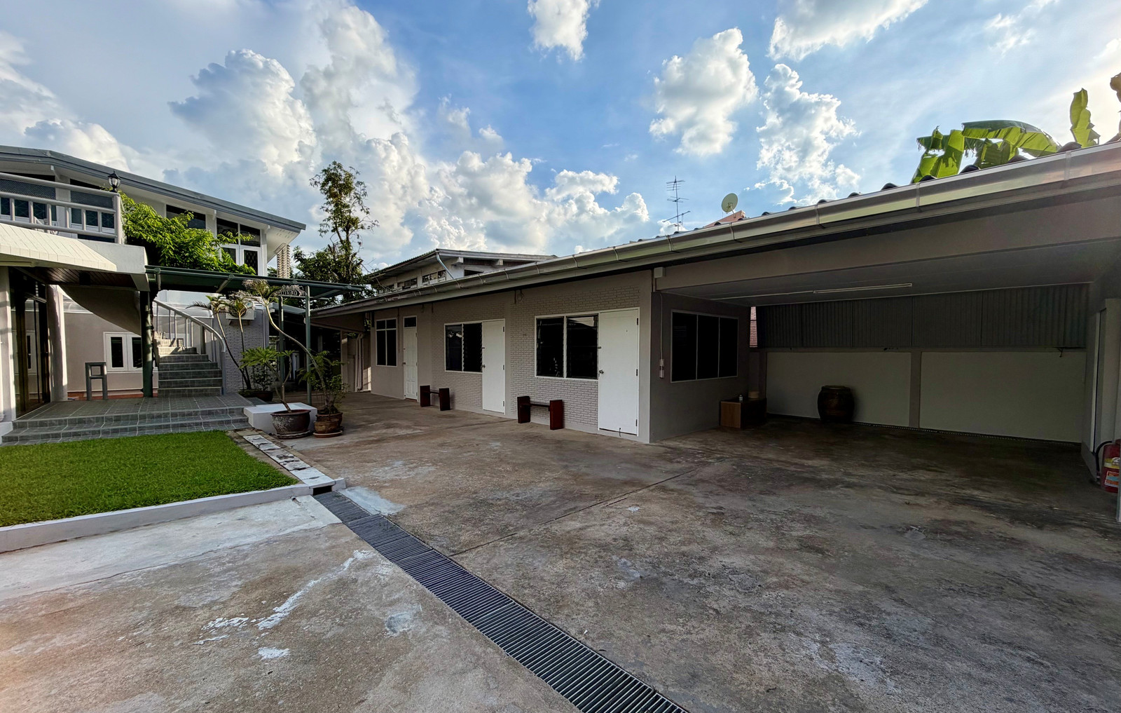 บ้านเดี่ยวขนาดใหญ่รีโนเวทใหม่ พร้อมสนามกว้างหายาก ใจกลางวิภาวดี บนที่ดิน 165 ตร.ว. เหมาะสำหรับอยู่อาศัยหรือ Home Office – รูปที่ 2