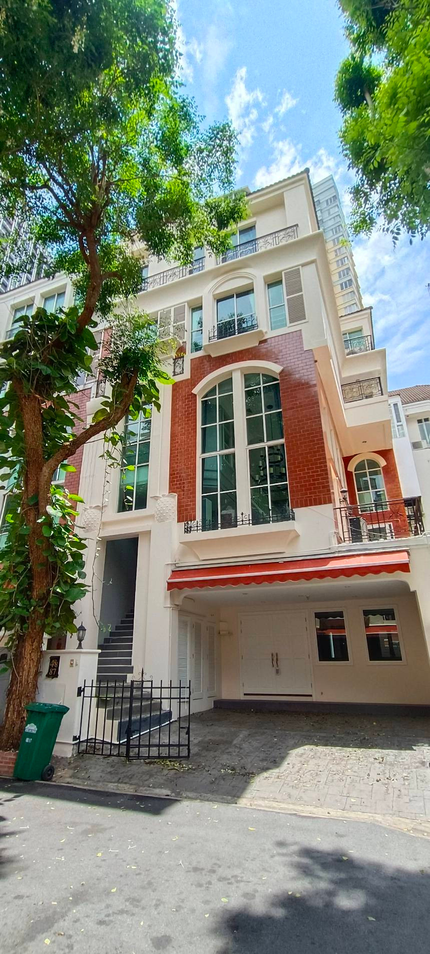 Luxurious house for rent, newly decorated, English style, in the heart of Thonglor Soi 14, Klang Krung Village.