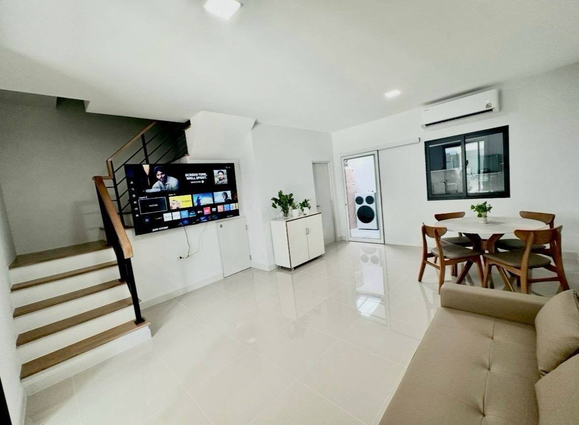 ให้เช่า ทาวน์โฮมใหม่ Pleno Sukhumvit–Bangna 3 | 3 ห้องนอน | แต่งครบพรีเมียม | ฟรี Wi-Fi | ใกล้ Mega Bangna 800 ม. – รูปที่ 2