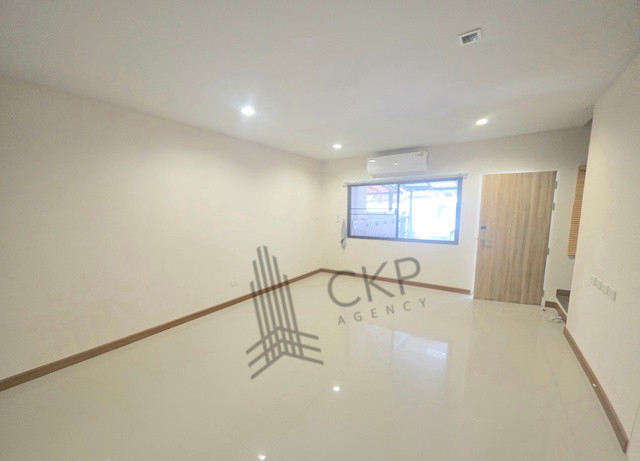 L260161 | ให้เช่า ทาวน์โฮม 4 ชั้น The Loft by iZen – นาคนิวาส 48 สไตล์ Modern Loft ใจกลางลาดพร้าว ได้พื้นที่ใช้สอยระดับบ้านเดี่ยว เหมาะทั้งอยู่อาศัยและทำ Home Office สำหรับคนที่ต้องการบ้านในเมือง ฟังก์ชันครบ และเดินทางสะดวก – รูปที่ 3