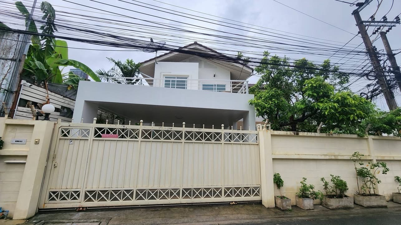 🏡 Single house Sukhumvit 49 | 80,000/month | 2 bedrooms, 4 bathrooms | Pet Friendly 📞 065-536-5165