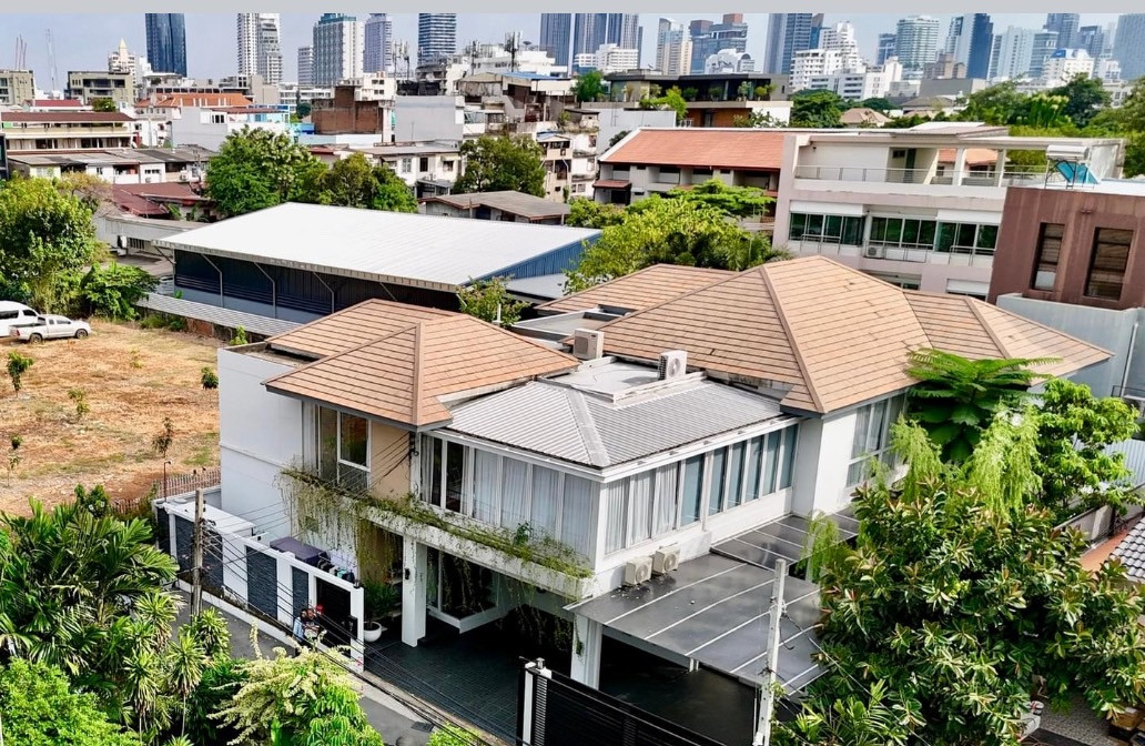 ขายบ้านเดี่ยว Modern Contemporary ซอยพร้อมศรี สุขุมวิท 49 ย่านพร้อมพงษ์–ทองหล่อ ตกแต่งพร้อมอยู่ เก็บกระเป๋าเข้าอยู่ได้เลย ขายบ้านเดี่ยว Modern Contemporary ซอยพร้อมศรี สุขุมวิท 49 ย่านพร้อมพงษ์–ทองหล่อ ตกแต่งพร้อมอยู่ เก็บกระเป๋าเข้าอยู่ได้เลย