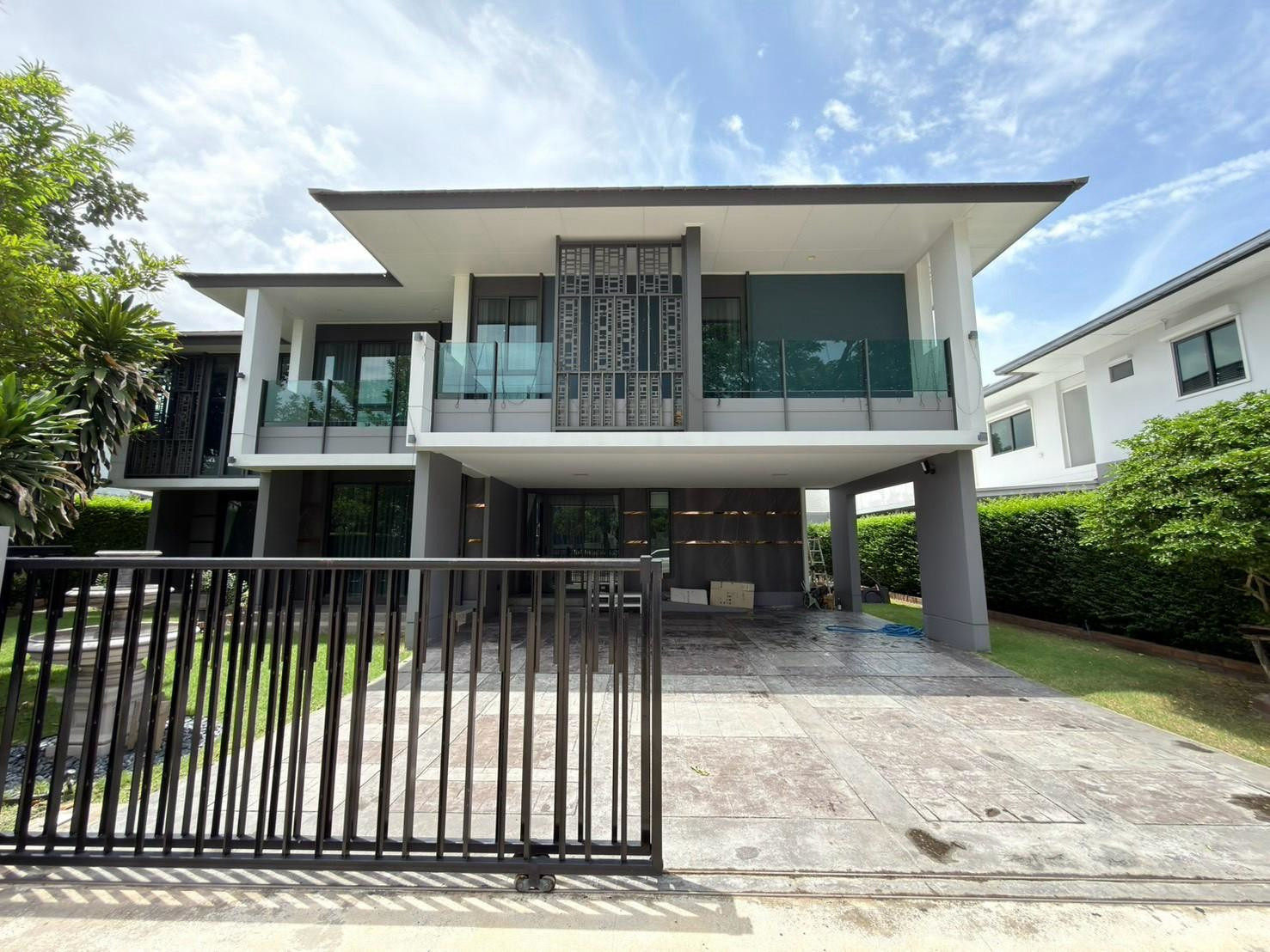 Luxury detached house for sale, Setthasiri Thawi Watthana, 117.70 sq m. (Setthasiri Thawiwatthana) Beautiful plot in front of the garden. It is the most private in the project. Sala Thammasop Subdistrict, Thawi Watthana District, Bangkok, price 16,800,000