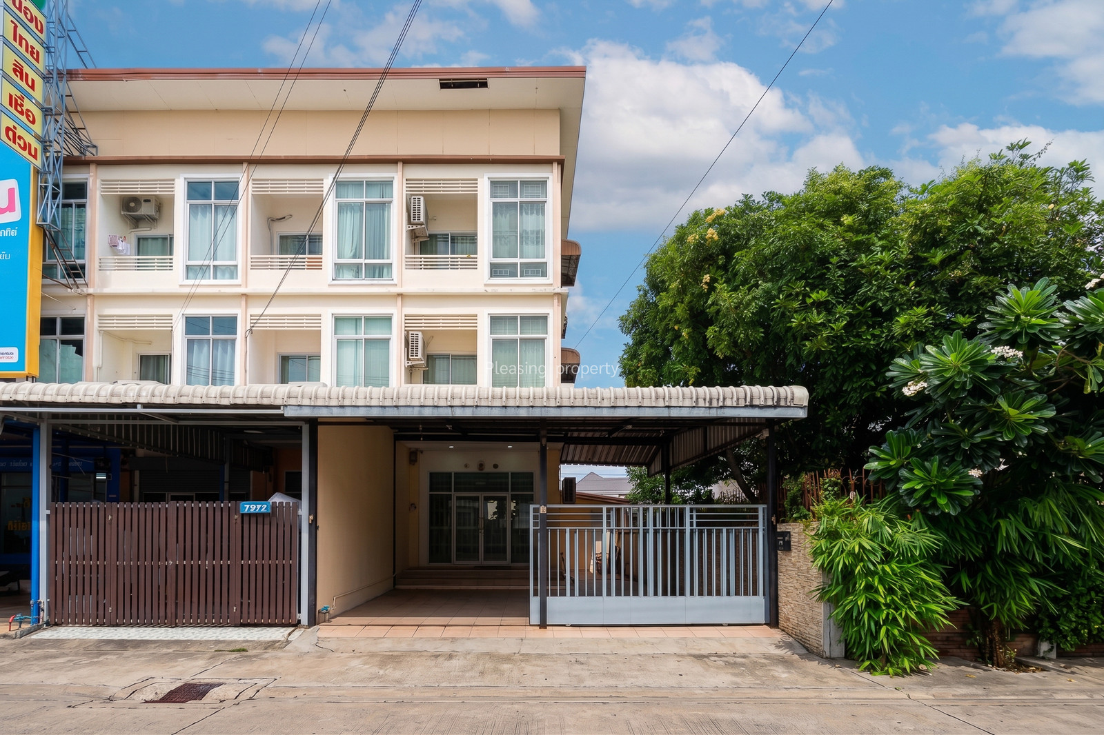 ขายบ้านทาวน์โฮม 3 ชั้น 39 ตร.วา จอดรถได้ 3 คัน ซ.อ่อนนุช 66 แยก 7 ขายบ้านทาวน์โฮม 3 ชั้น 39 ตร.วา จอดรถได้ 3 คัน ซ.อ่อนนุช 66 แยก 7