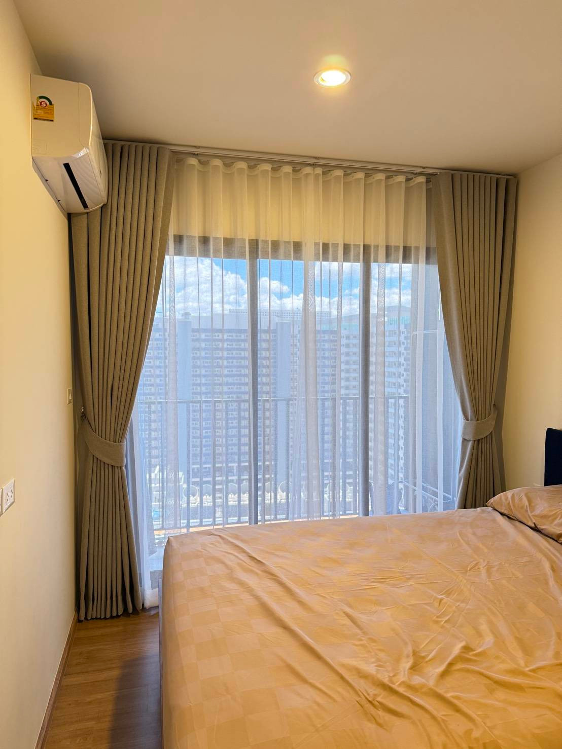 Condo for rent in the heart of the city, The Line Vibe, near BTS, MRT, near shopping malls. Condo for rent in the heart of the city, The Line Vibe, near BTS, MRT, near shopping malls.