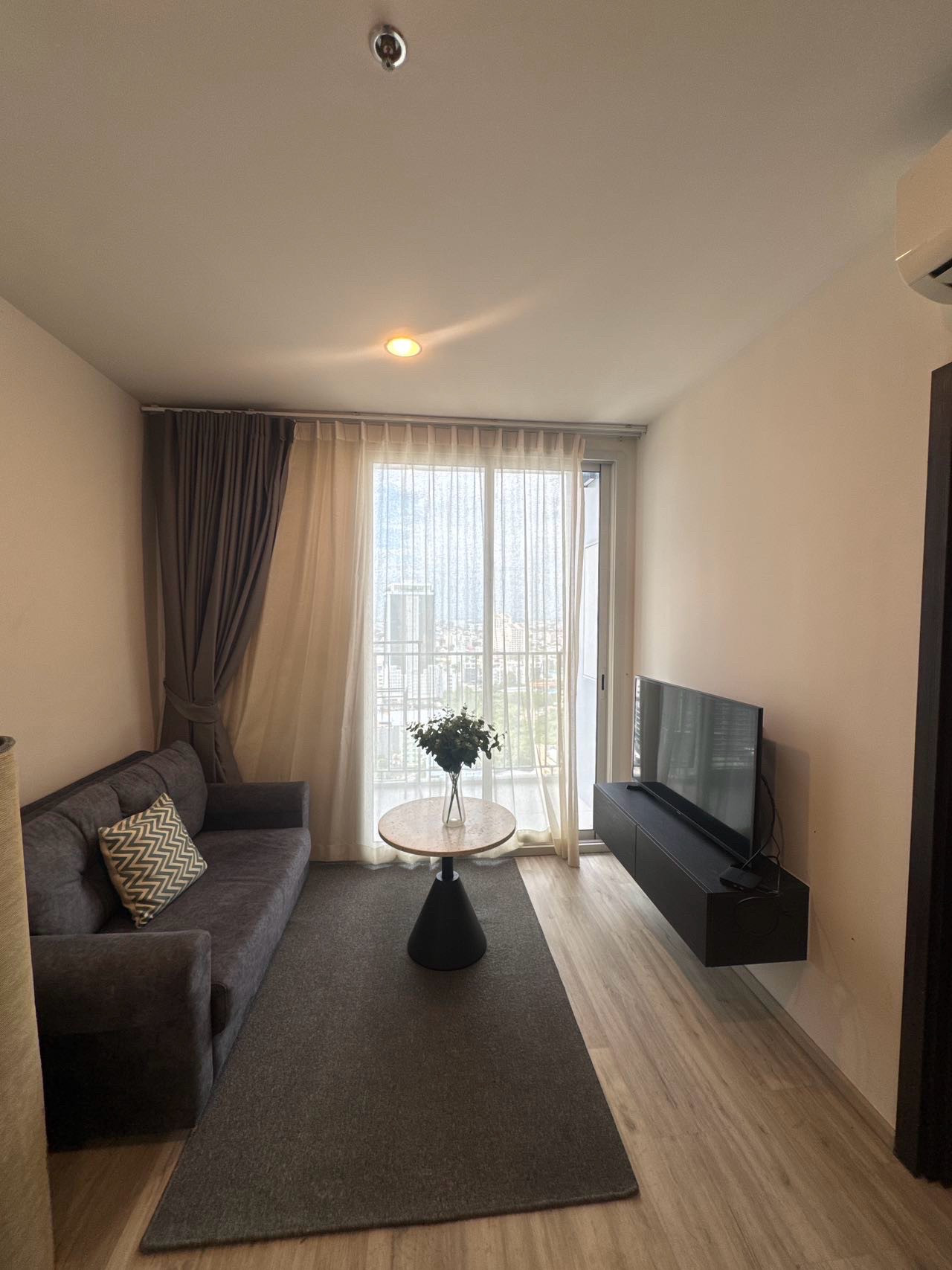 xt Huai Khwang 2 bedrooms, 2 bathrooms, rental price: 35,000 baht Service fee:35,000泰/月。押二付一,一年合同 Thai/Chinese xt Huai Khwang 2 bedrooms, 2 bathrooms, rental price: 35,000 baht Service fee:35,000泰/月。押二付一,一年合同 Thai/Chinese