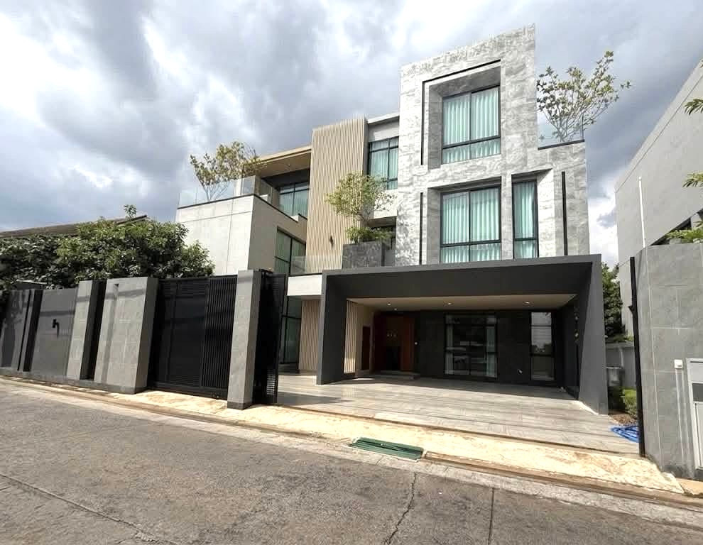 Big house, wide space, complete with furniture and built-ins. There is an elevator inside the house. Big house, wide space, complete with furniture and built-ins. There is an elevator inside the house.