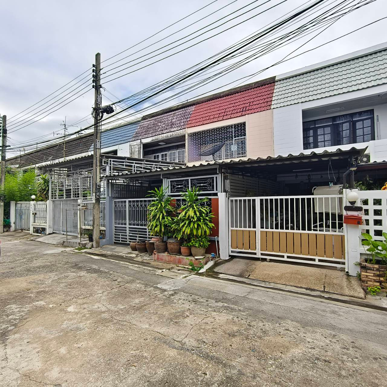 House in a good location, Charansanitwong area, only 400 meters walk to MRT Bang Khun Non. House in a good location, Charansanitwong area, only 400 meters walk to MRT Bang Khun Non.