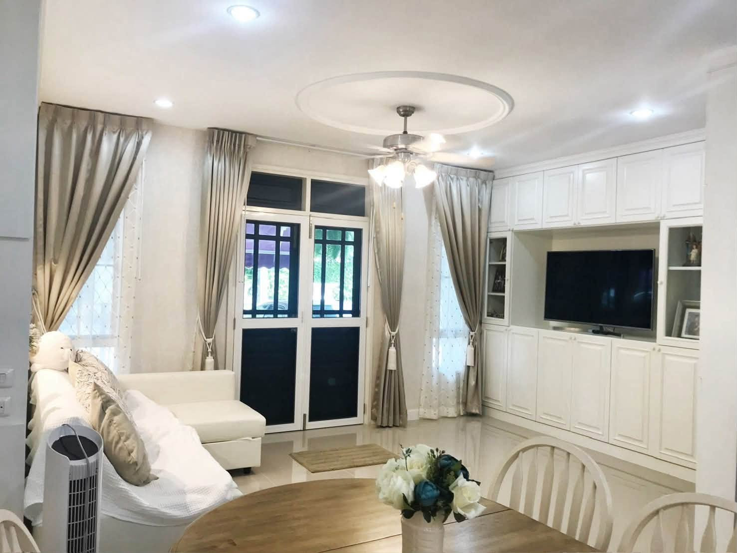 FOR  RENT📍หมู่บ้าน ลีออง สุขุมวิท 62 ( ทาวน์โฮมสุดหรูใจกลางเมือง  ปล่อยเช่าเพียง ฿ 68,000/ 12 เดือน 