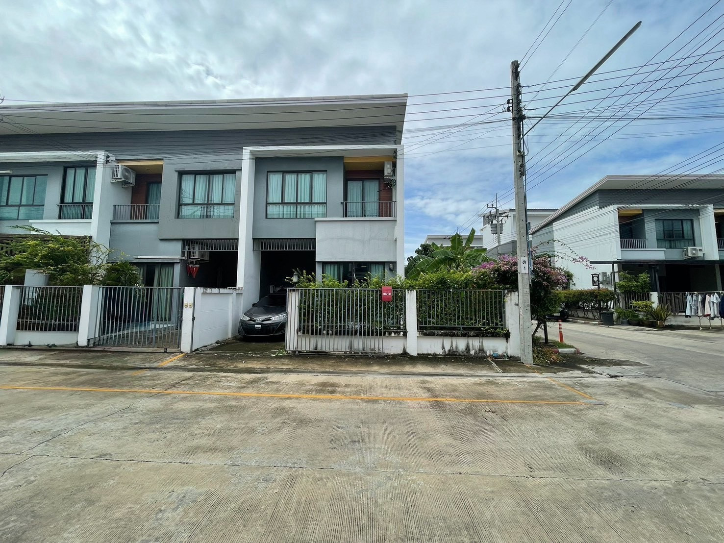 ทาวน์โฮมหลังมุม เพชรเกษม–บางแค พื้นที่ 30.4 ตร.ว. 4 ห้องนอน ใกล้รถไฟฟ้าสายสีน้ำเงิน ขาย The O Zone Petchkasem 53 (ดิ โอโซน เพชรเกษม 53) ทาวน์โฮม 2 ชั้น หลังมุม มีพื้นที่สวนด้านข้าง ทาวน์โฮมหลังมุม เพชรเกษม–บางแค พื้นที่ 30.4 ตร.ว. 4 ห้องนอน ใกล้รถไฟฟ้าสายสีน้ำเงิน ขาย The O Zone Petchkasem 53 (ดิ โอโซน เพชรเกษม 53) ทาวน์โฮม 2 ชั้น หลังมุม มีพื้นที่สวนด้านข้าง