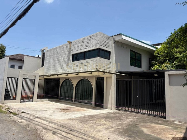 Prime Ratchada-Sutthisan Location! Spacious 2-Story House with 4-Car Parking No.50-HH-69039 Prime Ratchada-Sutthisan Location! Spacious 2-Story House with 4-Car Parking No.50-HH-69039