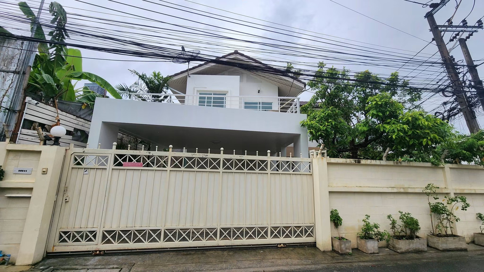 Single house for rent, Sukhumvit 49, Pet Friendly, near EmQuartier department store and BTS Phrom Phong / Thonglor.