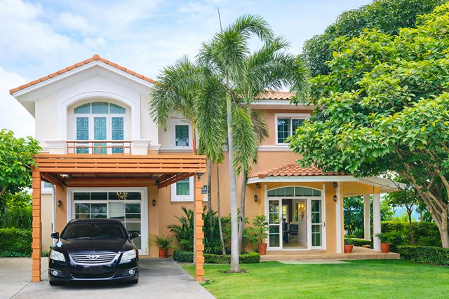 Near MRT Suwinthawong-Min Buri Windsor Park &amp; Golf Club Bromsgrove Inter Sch 3km. Luxury 2-story m