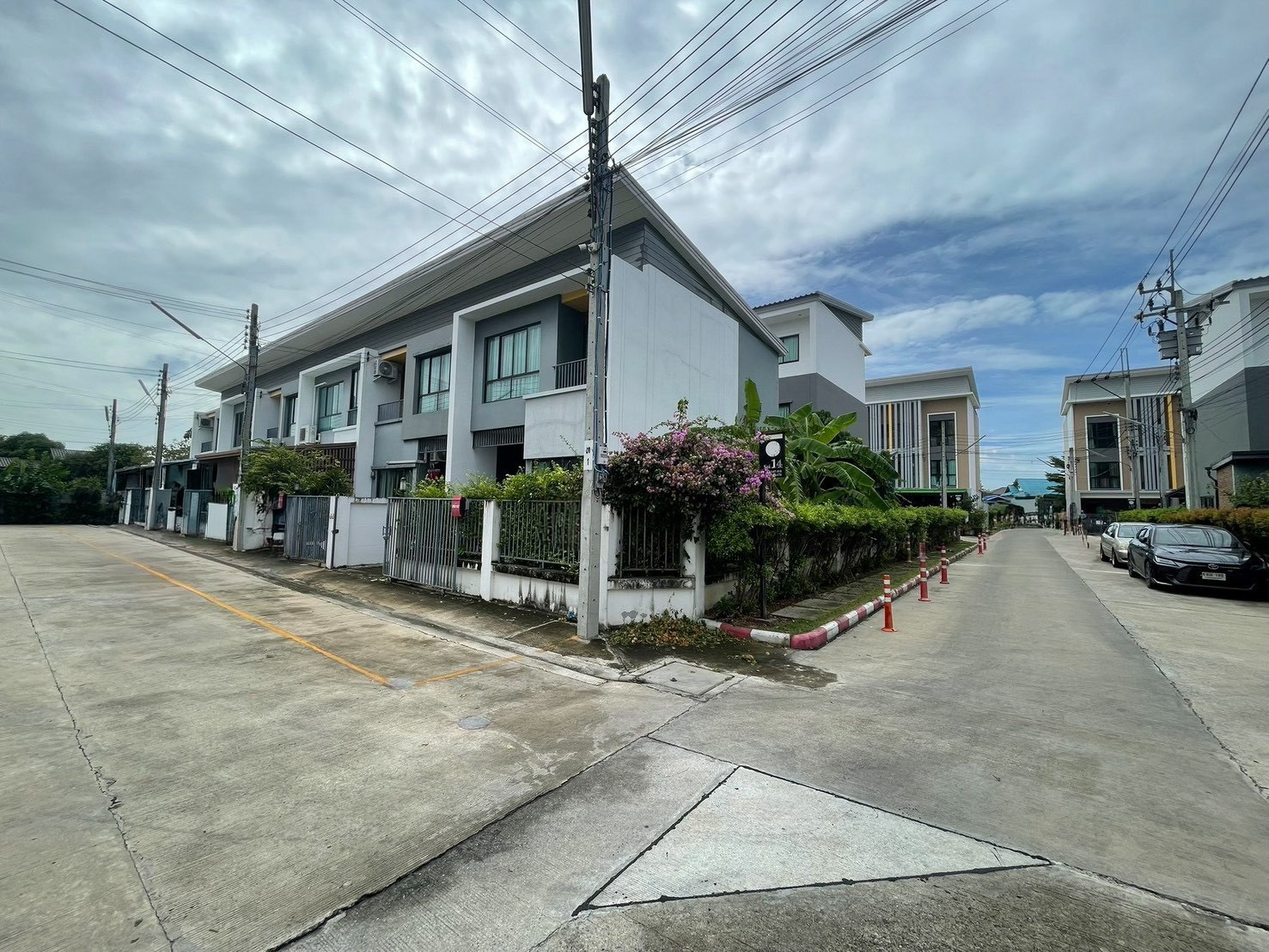 ทาวน์โฮมหลังมุม เพชรเกษม–บางแค พื้นที่ 30.4 ตร.ว. 4 ห้องนอน ใกล้รถไฟฟ้าสายสีน้ำเงิน ขาย The O Zone Petchkasem 53 (ดิ โอโซน เพชรเกษม 53) ทาวน์โฮม 2 ชั้น หลังมุม มีพื้นที่สวนด้านข้าง – รูปที่ 2