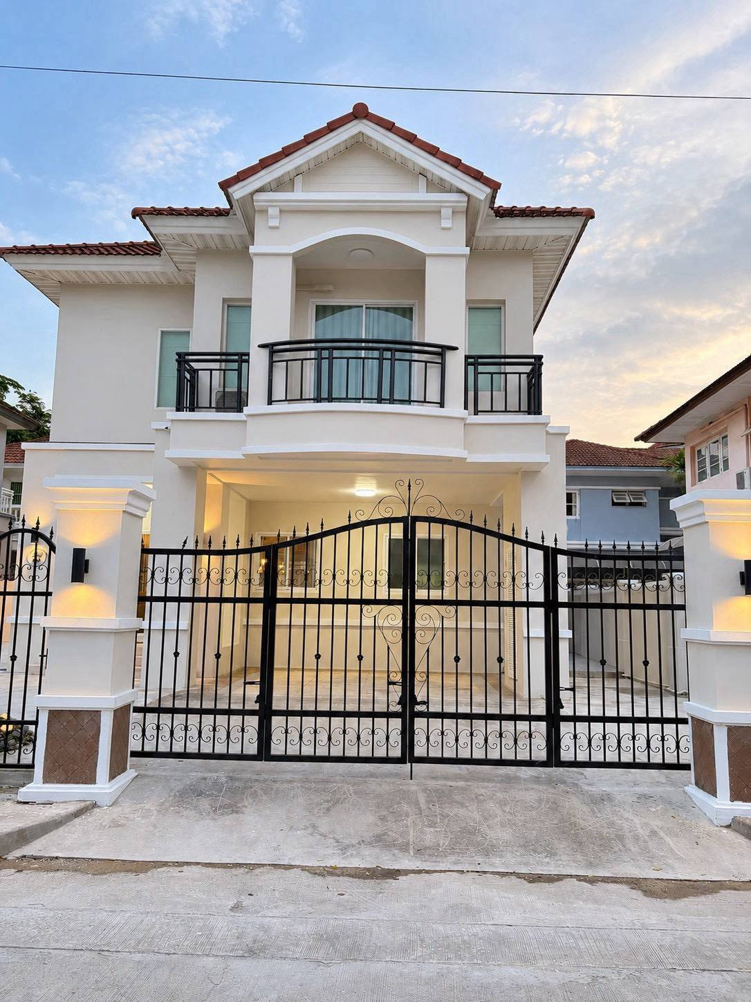 For rent, 2-story detached house, Krisada Nakhon Pinklao (Kritsada Nakhon 39), newly renovated, with some furniture. Near Thonburi Fresh Market For rent, 2-story detached house, Krisada Nakhon Pinklao (Kritsada Nakhon 39), newly renovated, with some furniture. Near Thonburi Fresh Market