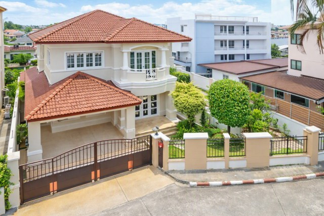 House 110 sq.wah. 4Beds MRT SiDan Makro Srinagarindra 1.4 km. Rent 29,998–34,999 Baht per month 4Bat House 110 sq.wah. 4Beds MRT SiDan Makro Srinagarindra 1.4 km. Rent 29,998–34,999 Baht per month 4Bat