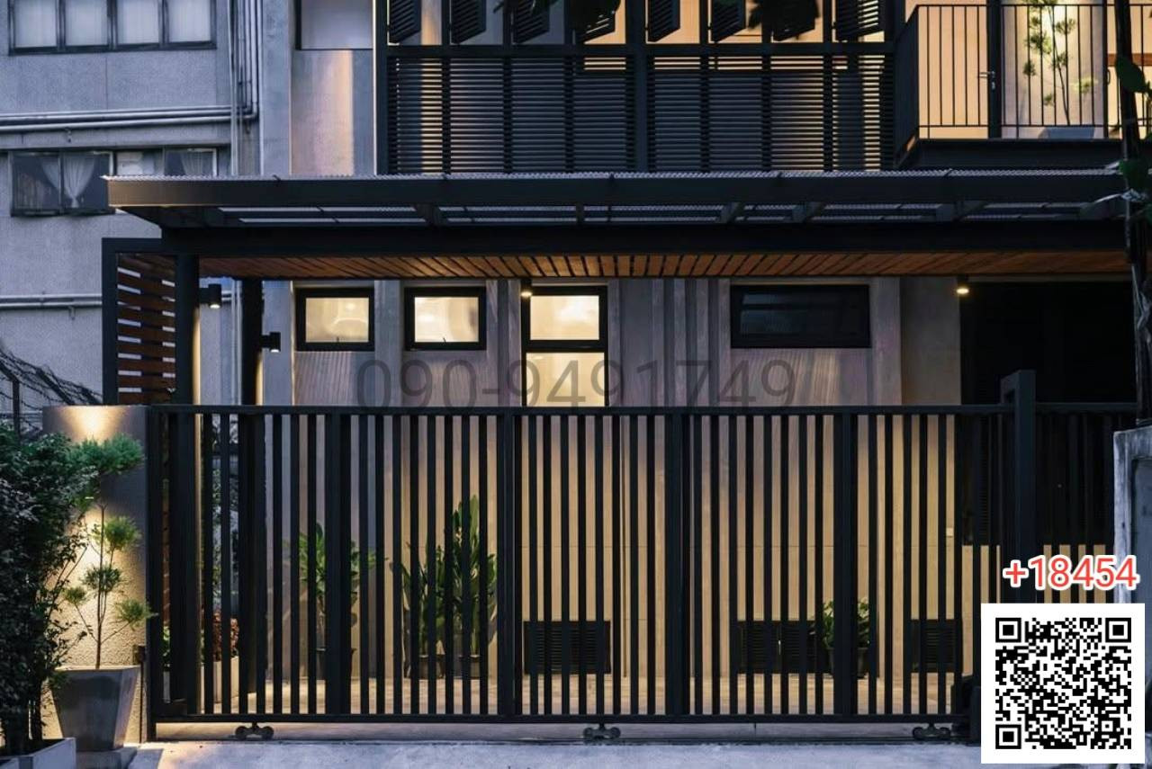 For rent, 3-story detached house, Sukhumvit 28, near BTS Phrom Phong. For rent, 3-story detached house, Sukhumvit 28, near BTS Phrom Phong.