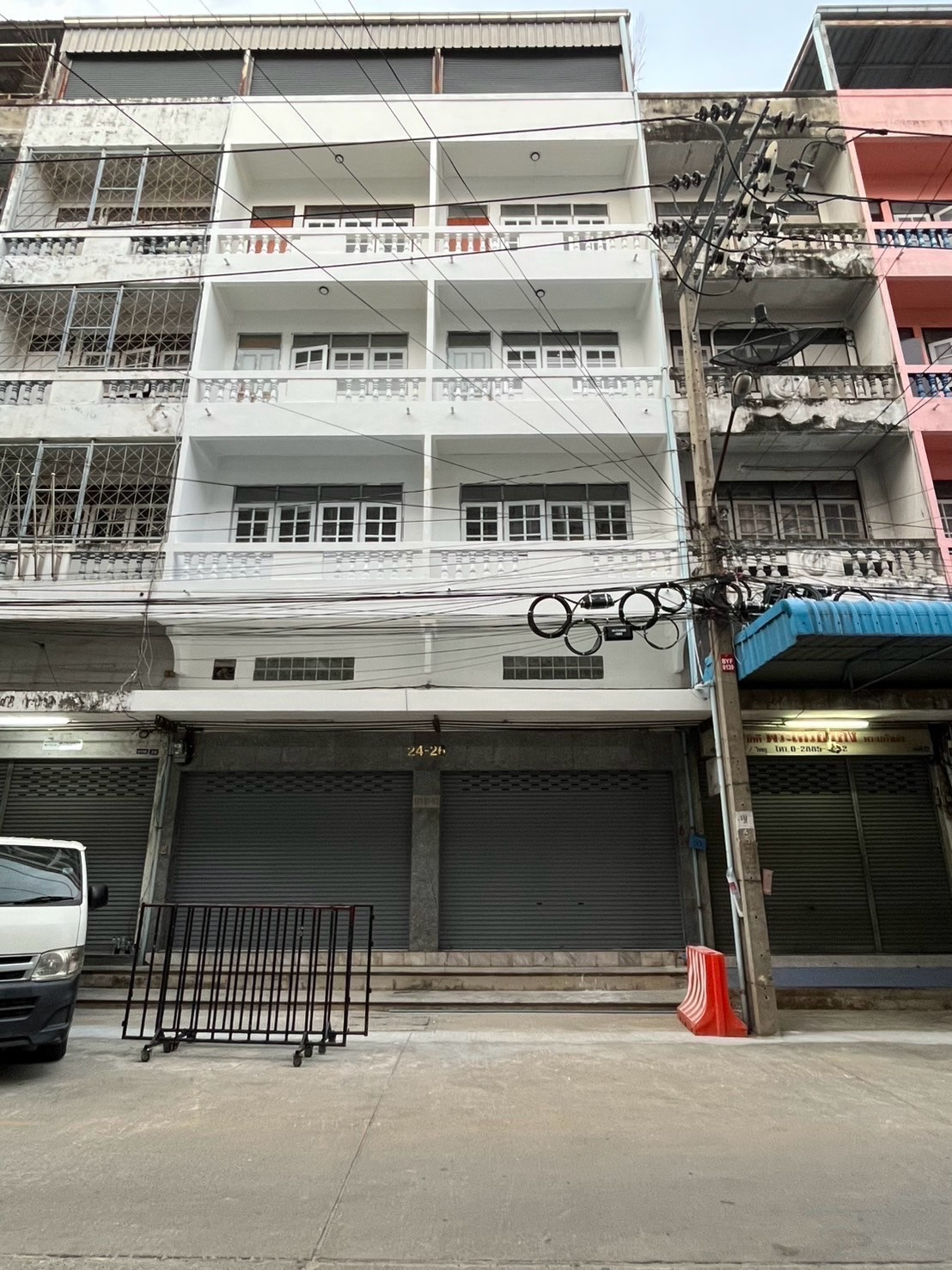 Commercial building for rent, next to MRT 50 meters.
