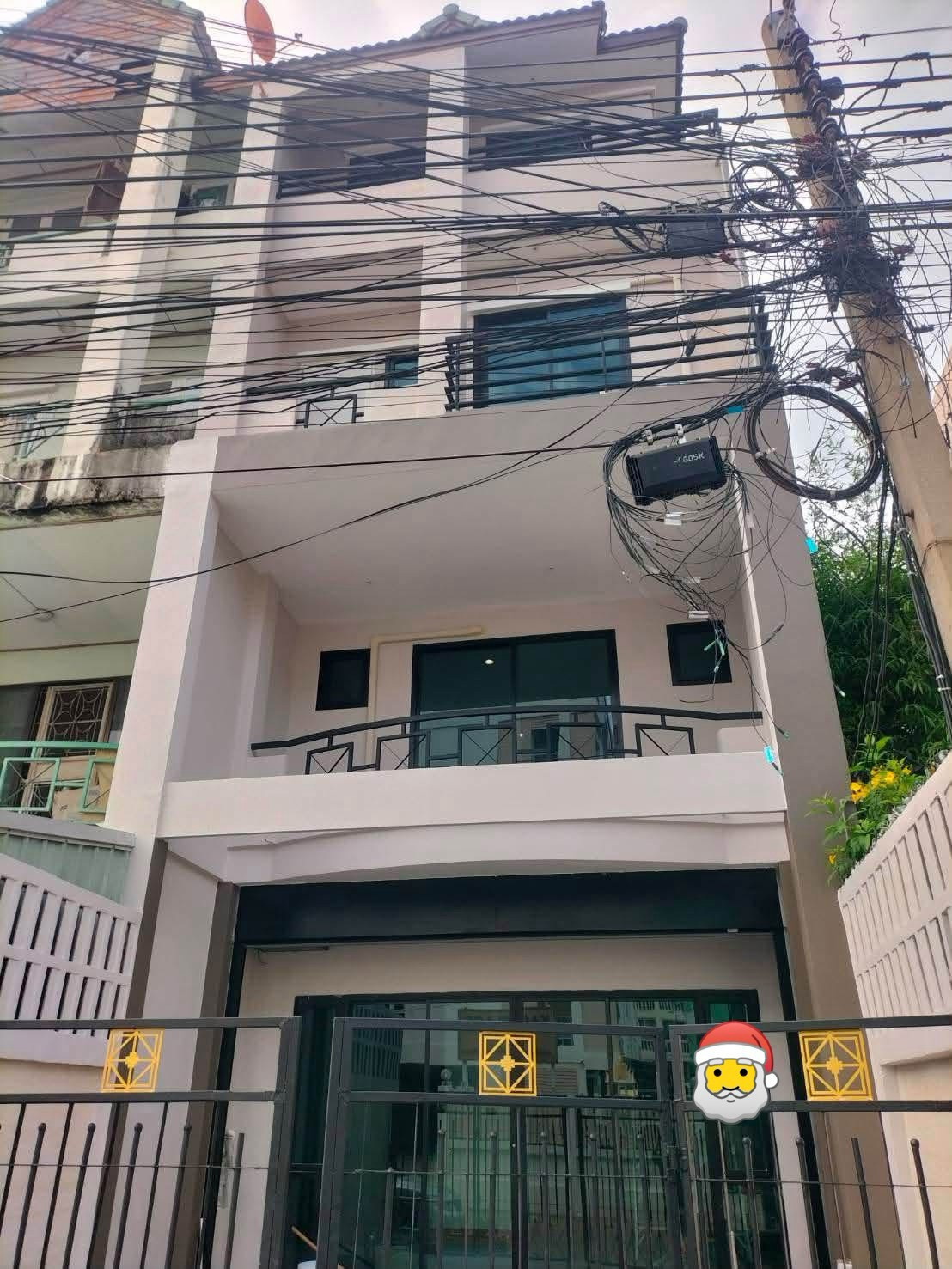 🏡✨ ให้เช่าทาวน์เฮ้าส์ 4 ชั้น ห้องมุม ซ.ศรีนครินทร์ 40 3 ห้องนอน 3 ห้องน้ำ บรรยากาศเหมือนบ้านเดี่ยว | รีโนเวตใหม่ | Fully Furnished | จอดรถหลายคัน 🏡✨ ให้เช่าทาวน์เฮ้าส์ 4 ชั้น ห้องมุม ซ.ศรีนครินทร์ 40 3 ห้องนอน 3 ห้องน้ำ บรรยากาศเหมือนบ้านเดี่ยว | รีโนเวตใหม่ | Fully Furnished | จอดรถหลายคัน