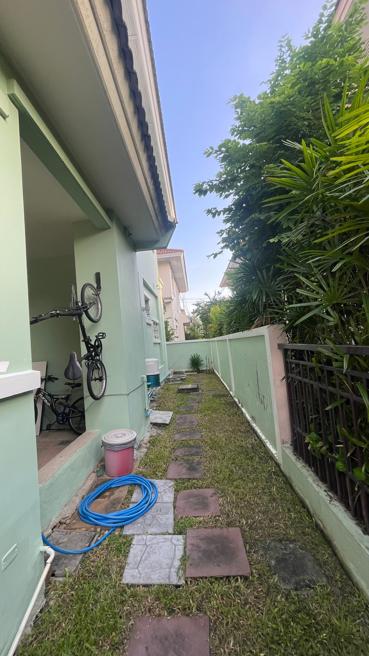 HOT DEAL! Beautiful Corner Detached House for Sale – Mantana Onnut - Outer Ring 1 (Sukhaphiban 2) Great condition, quiet & private atmosphere, located in a prime location with easy access to the city center. – รูปที่ 2