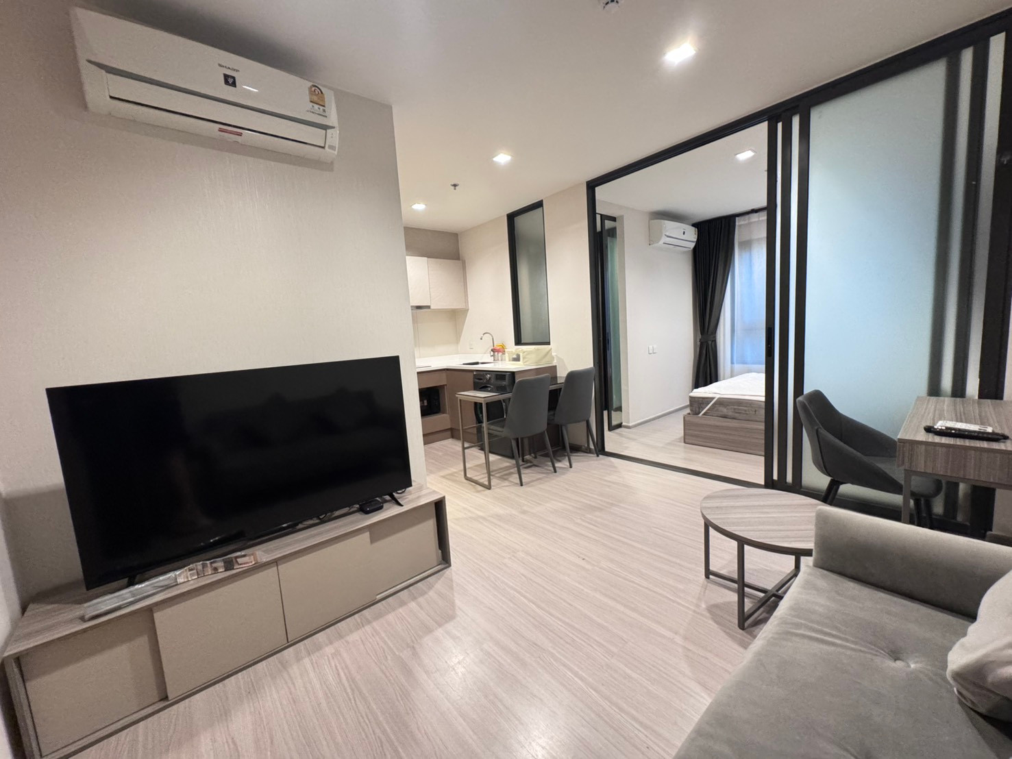 Life Sathorn Sierra, available room for rent, pool view, 1 bedroom, price 15,000/month.